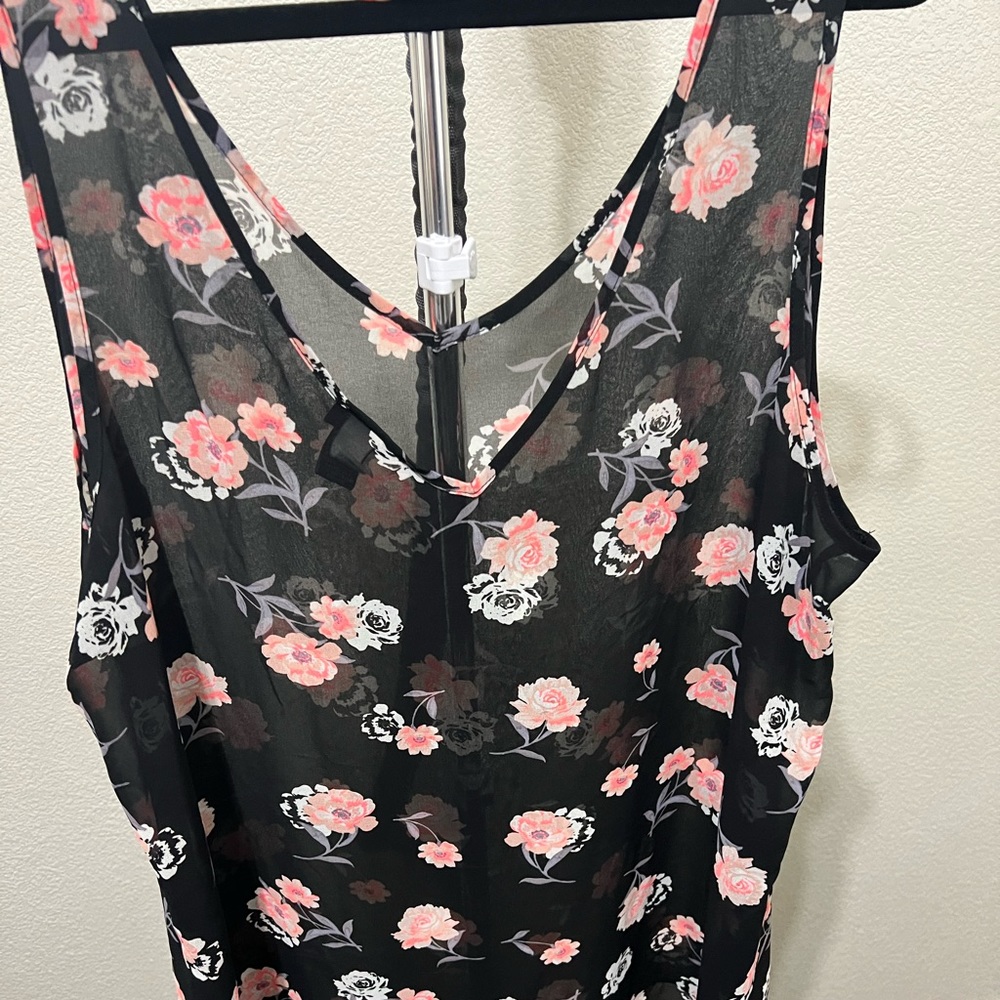 EUC Torrid sleeveless top size 2 black with peach colored flowers